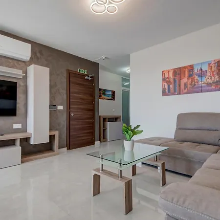 Apartment Beautiful 2br With Views Near *