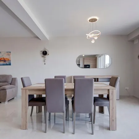 Apartment Beautiful 2br With Views Near
