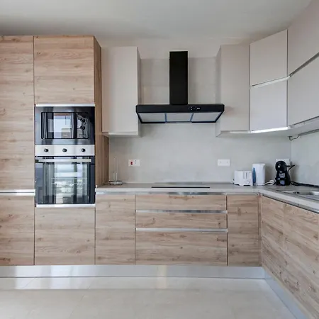 Beautiful 2br With Views Near Apartment