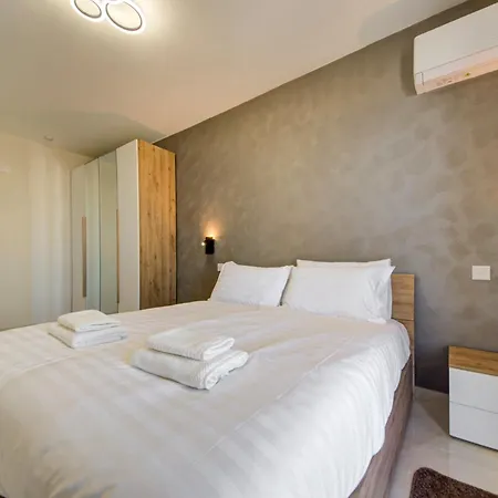 Beautiful 2br With Views Near