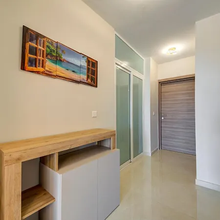 Beautiful 2br With Views Near * Pembroke
