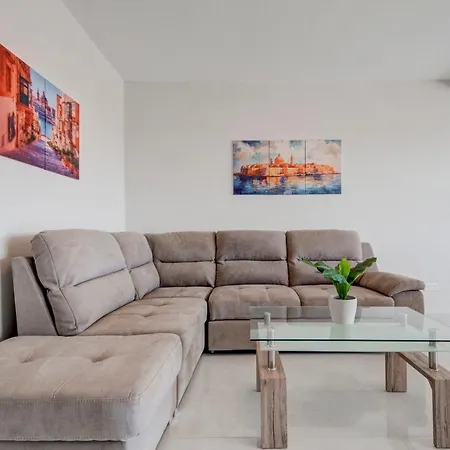 Beautiful 2br With Views Near