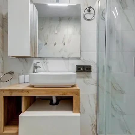 Beautiful 2br With Views Near
