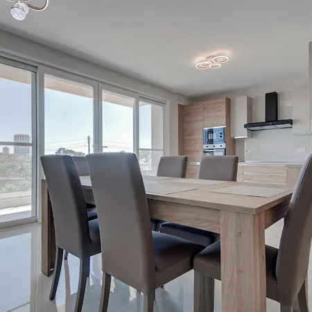 Beautiful 2br With Views Near Apartment Pembroke
