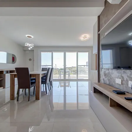 Apartment Beautiful 2br With Views Near