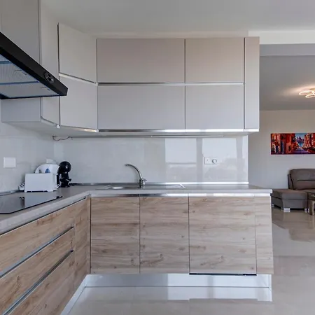 Apartment Beautiful 2br With Views Near