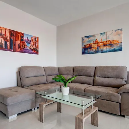 Beautiful 2br With Views Near Apartment Pembroke