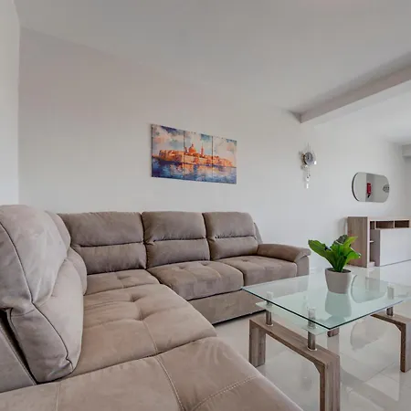 Apartment Beautiful 2br With Views Near Pembroke