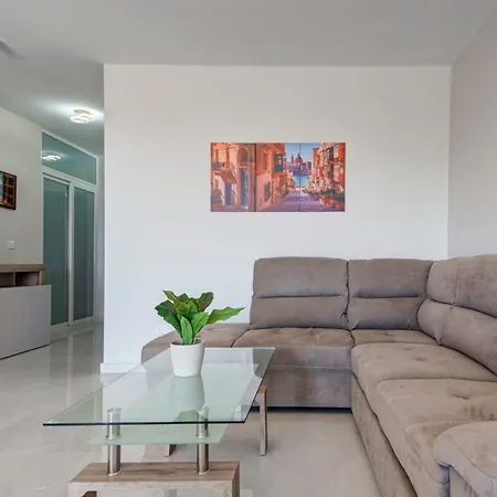 Beautiful 2br With Views Near *
