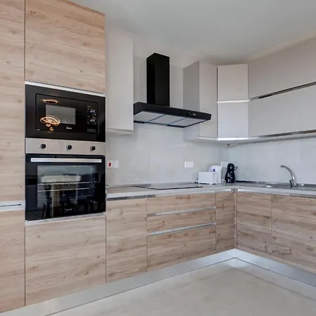 Apartment Beautiful 2br With Views Near