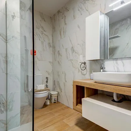 Apartment Beautiful 2br With Views Near
