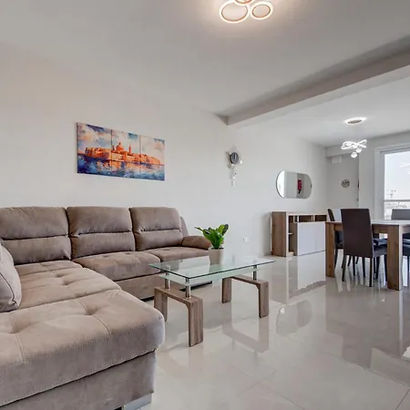 Beautiful 2br With Views Near Pembroke
