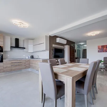 Beautiful 2br With Views Near * Pembroke