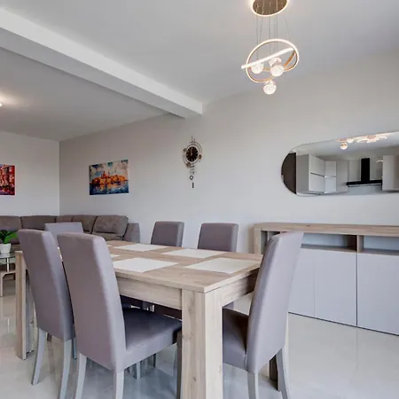 Beautiful 2br With Views Near Apartment