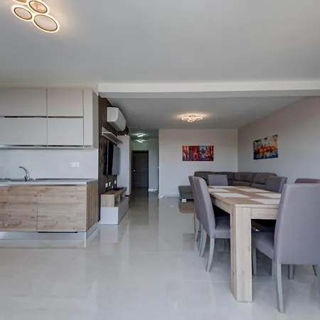 Beautiful 2br With Views Near Pembroke