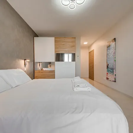 Beautiful 2br With Views Near Apartment *