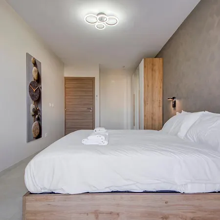 Apartment Beautiful 2br With Views Near *