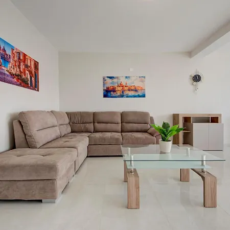 Apartment Beautiful 2br With Views Near