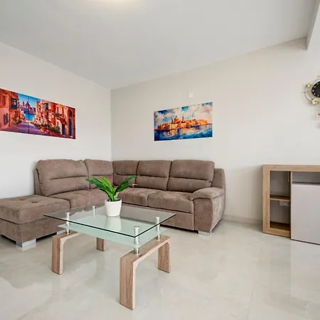 Apartment Beautiful 2br With Views Near