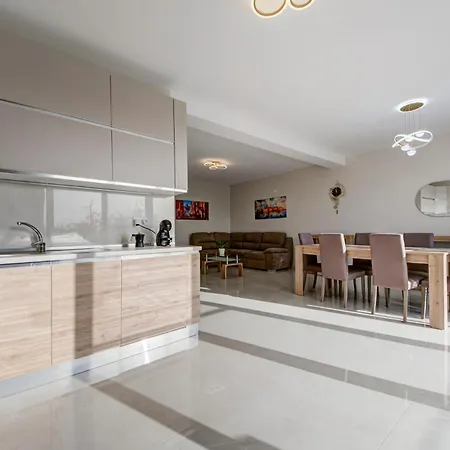 Apartment Beautiful 2br With Views Near *