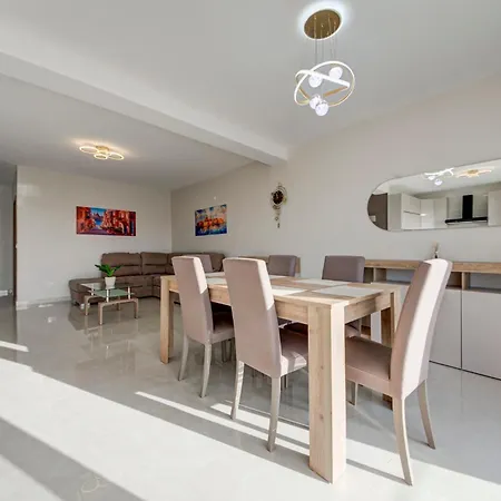 Apartment Beautiful 2br With Views Near