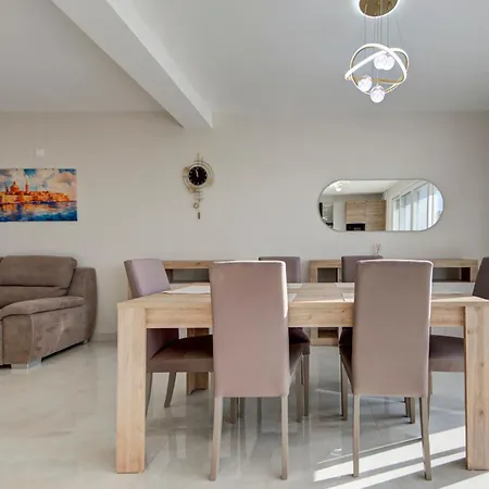 Beautiful 2br With Views Near *