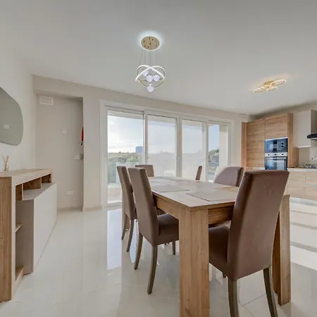 Beautiful 2br With Views Near *