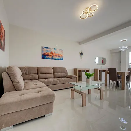 Apartment Beautiful 2br With Views Near *