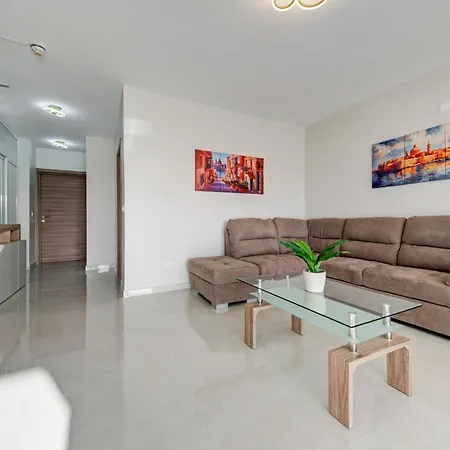 Apartment Beautiful 2br With Views Near Pembroke