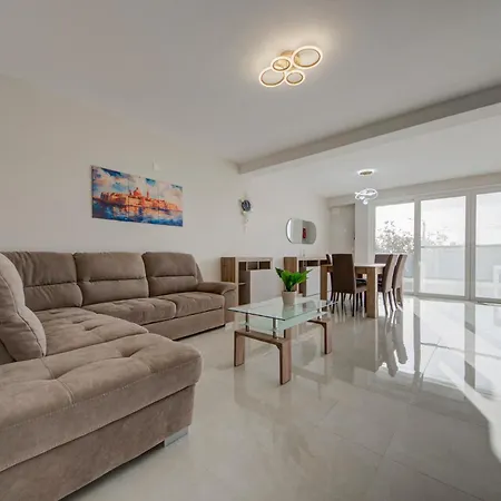 Beautiful 2br With Views Near Pembroke