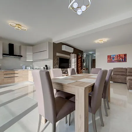 Apartment Beautiful 2br With Views Near