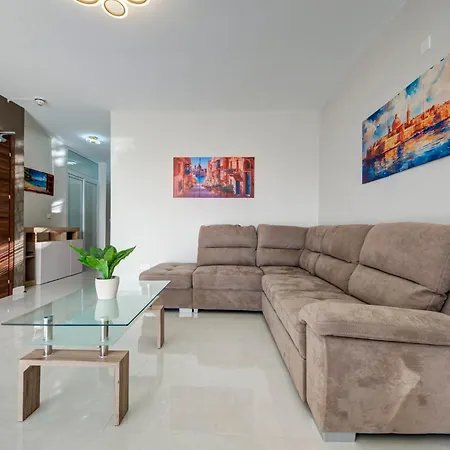 Beautiful 2br With Views Near * Pembroke