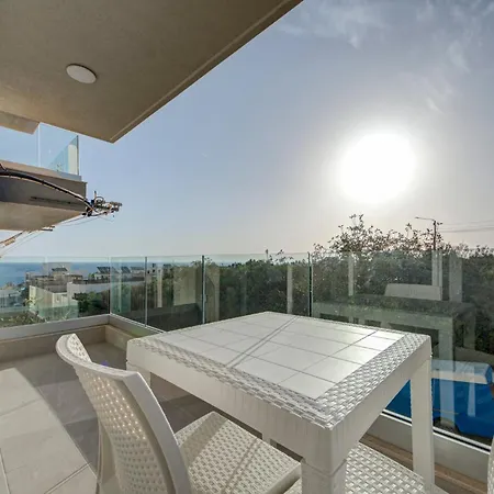 Beautiful 2br With Views Near * Pembroke