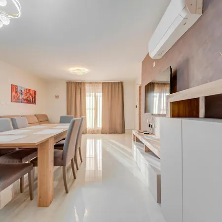 Beautiful 2br With Views Near Apartment *