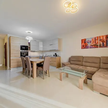 Beautiful 2br With Views Near