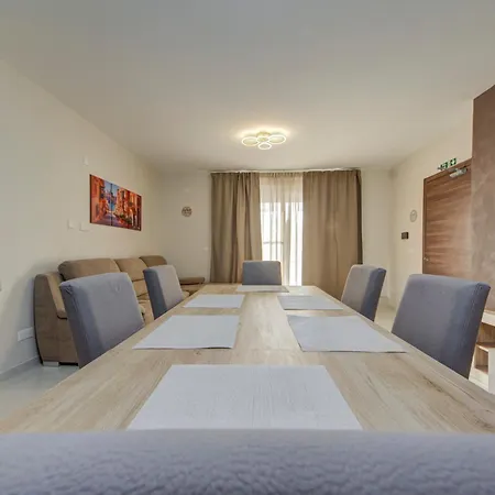 Beautiful 2br With Views Near Apartment *