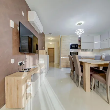 Beautiful 2br With Views Near Apartment *
