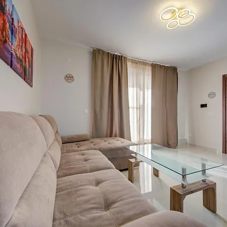 Beautiful 2br With Views Near Apartment Pembroke