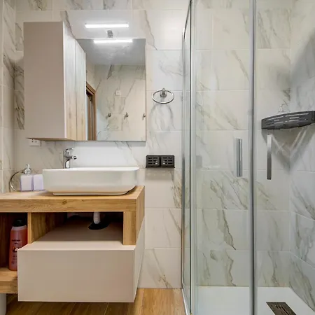 Beautiful 2br With Views Near Apartment