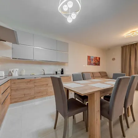 Beautiful 2br With Views Near * Pembroke