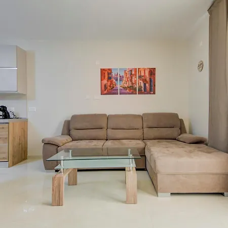 Beautiful 2br With Views Near Pembroke